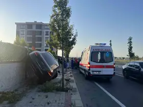 Tekirdağ’da kaldırımı aşan otomobil duvarda yan durdu
