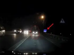 Tekirdağ’da otomobil bir anda kayarak savruldu: Kazanın kıl payı atlatıldığı anlar kamerada
