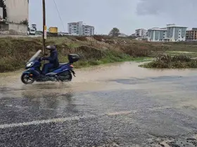 Tekirdağ’da şiddetli sağanak yolları dereye çevirdi
