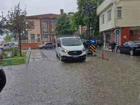 Tekirdağ’da şiddetli yağış yolları dereye çevirdi
