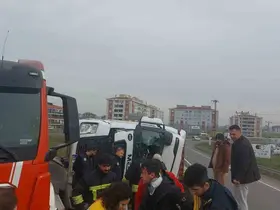 Tekirdağ’da virajı alamayan tır devrildi
