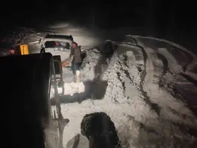 Tekman’da karda mahsur kalan araç belediye ekiplerince kurtarıldı
