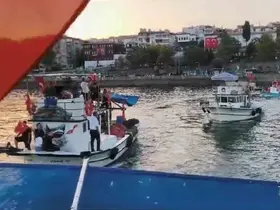 Tekneler denizde konvoy yaptı
