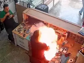 Telefon bataryası bomba gibi patladı
