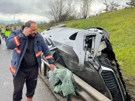 TEM Otoyolu’nda kontrolden çıkan otomobil bariyerlere çarptı: 1 ağır yaralı
