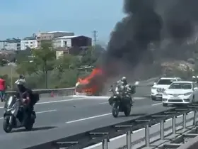 TEM Otoyolu’nda seyir halindeki aracın yanma anı kameraya yansıdı
