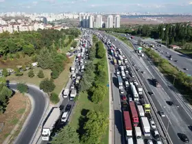 TEM Otoyolu’nda seyir halindeki tır alev alev yandı
