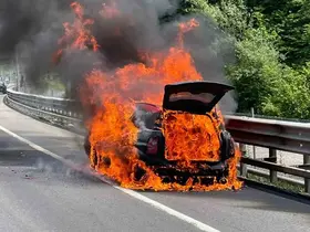TEM’de alevlere teslim olan otomobil kullanılamaz hale geldi

