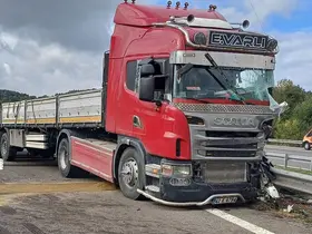TEM’de bariyerlere çarpan tırın dorsesindeki demir profiller yola saçıldı: 1 yaralı
