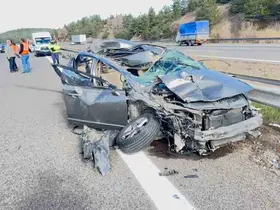 TEM’de otomobil kamyona çarptı: 3 yaralı
