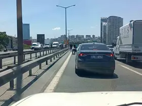 TEM’de para götüren motokurye düştü, yola saçılanları vatandaşlar topladı
