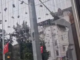 Temizlik işçisinin bayrak duyarlılığı
