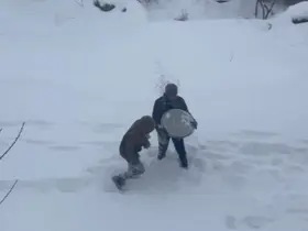 Tepsiyle kayarken havaya attı, kardeşinin başına isabet etti
