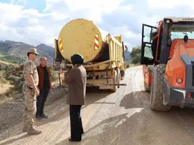 Tercan’da Kemerçam köyü yolunda asfalt çalışması
