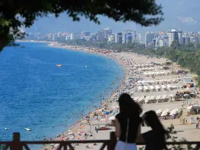 Termometreler 37 dereceyi gösterdi, yazın son günlerinde Antalya sahilleri doldu taştı

