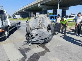 Ters dönen araçtan burnu bile kanamadan çıktı
