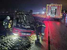 Ters dönen otomobildeki 2 kişi yaralandı
