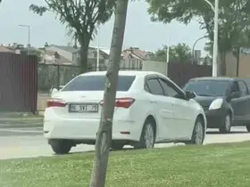 Ters şeritten giden otomobil, trafiği böyle kilitledi
