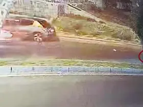 Ters yönde giden motosikletin otomobil ile çarpışması kamerada

