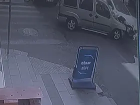 Ters yönden çıkan aracın kazaya karıştığı anlar kamerada
