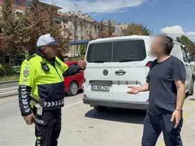 Ters yönden gelen eksik evraklı sürücüden polise ilginç tepki
