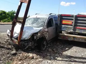 Ters yönden giden hafif ticari araç direğe çarptı: 1 yaralı

