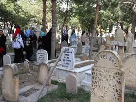 Terzibaba Mezarlığı’nda arife günü yoğunluğu
