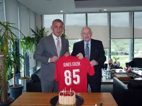 TFF Onursal Başkanı Şenes Erzik için doğum günü kutlaması düzenlendi
