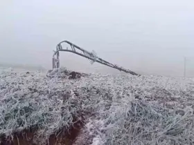 Tipi onlarca elektrik direğini yıktı, buzla kaplanan iletim hatları ekiplerce temizlendi
