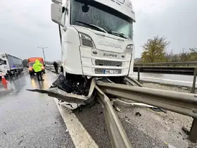 Tır bariyere saplandı
