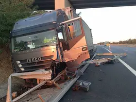 Tır, bariyerlere ok gibi saplandı

