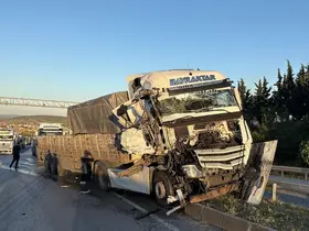 Tır başka bir tıra arkadan çarptı, yol trafiğe kapandı

