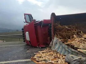 Tır devrildi: Bursa yolu ulaşıma kapandı

