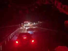 Tır devrildi, yol 3 saat ulaşıma kapandı
