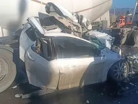 Tır otomobili ezdi, sürücü saniyelerle kurtuldu
