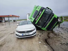 Tır otomobilin üstüne devrildi
