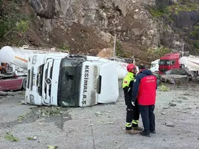 Tır parkında yamaçtan kopan dev kaya parçaları can aldı
