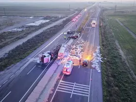 Tır refüje devrildi, yardım etmek için duran araca başka araç çarptı: 1 Ölü 6 yaralı
