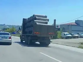 Tır üzerinde önlem alınmadan taşınan beton borular tehlike oluşturdu
