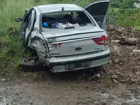 Tır virajı alamadı: Aynı aileden 5 kişi yaralandı
