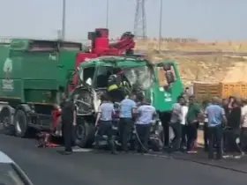 Tıra arkadan çarpan çöp kamyonunun sürücüsü ağır yaralandı
