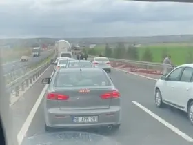 Tırda yüklü olan profil demirler yola savruldu, arkadaki araç zarar gördü
