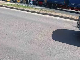 Tırın altında kalan yaşlı kadın ağır yaralandı
