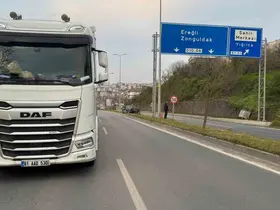 Tırın kör noktasına giren otomobil refüje çıktı
