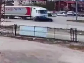 Tırın otomobili önüne katıp sürüklediği kaza kamerada
