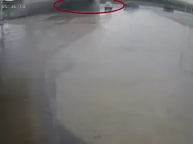 Tırın otomobilin üstüne devrildiği anlar kamerada
