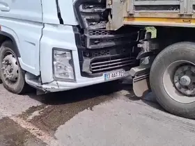 Tırlar çarpıştı facianın eşiğinden dönüldü
