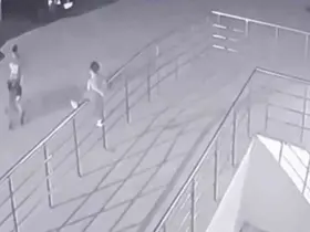 Tırmandığı demir korkuluklardan düşen çocuk ağır yaralandı
