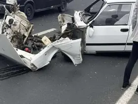 Tofaş marka otomobilin motoru fırladı: 2 yaralı
