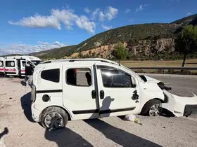 Tokat’ta hafif ticari araç takla attı: 2’si ağır 4 yaralı
